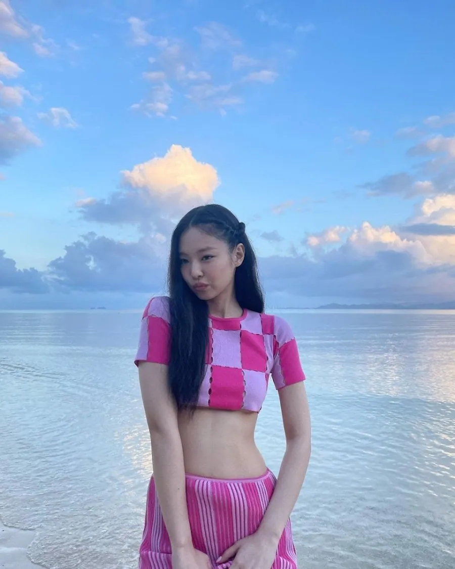 BLACKPINK's Jennie Wows Fans with Bold 'No Bra' Moment